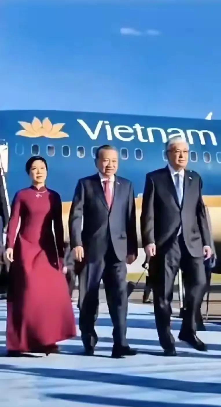 越南领导人苏林访问哈萨克斯坦，万万没想到，哈萨克斯坦总统托卡耶夫亲自到机场接机，