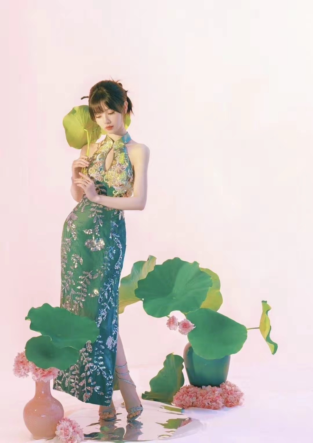 这不是戏服。田曦薇这条绿裙子，穿出了今年最狠的文化自信。设计师张彦盯着宋代冰裂纹