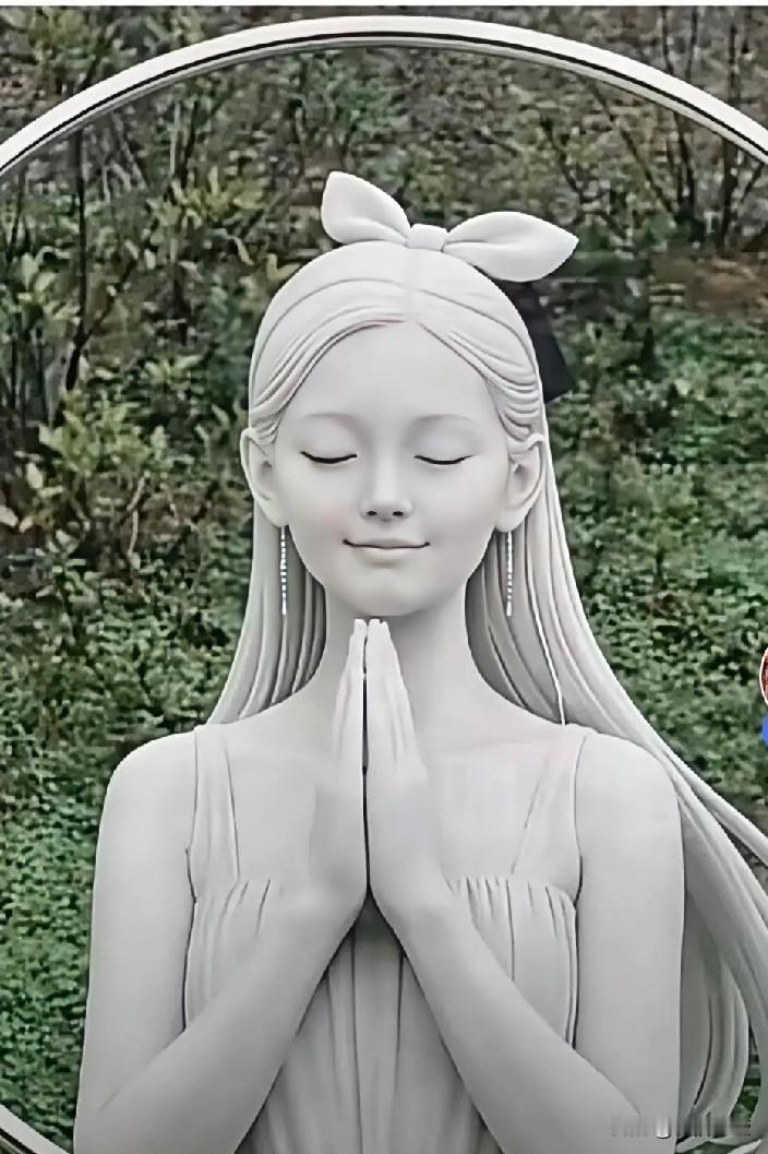 今年冬天的不同网友把大S的雕像改了一下，大家觉得如何？？？？卤蛋做的雕像，就是一