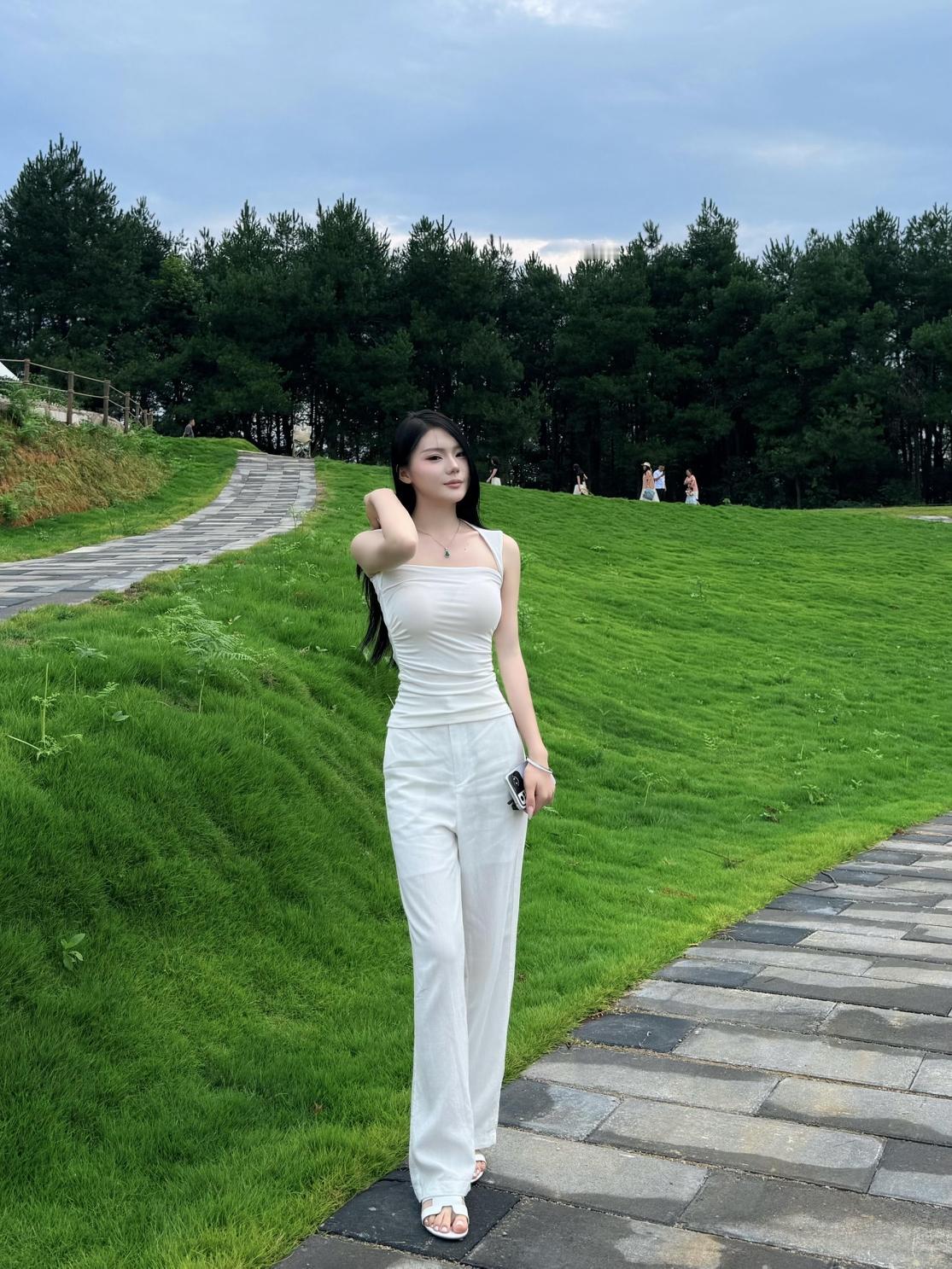 夏天真的是很适合穿白色的，白色到了公园里显得清爽又干净，拍照也很出片
