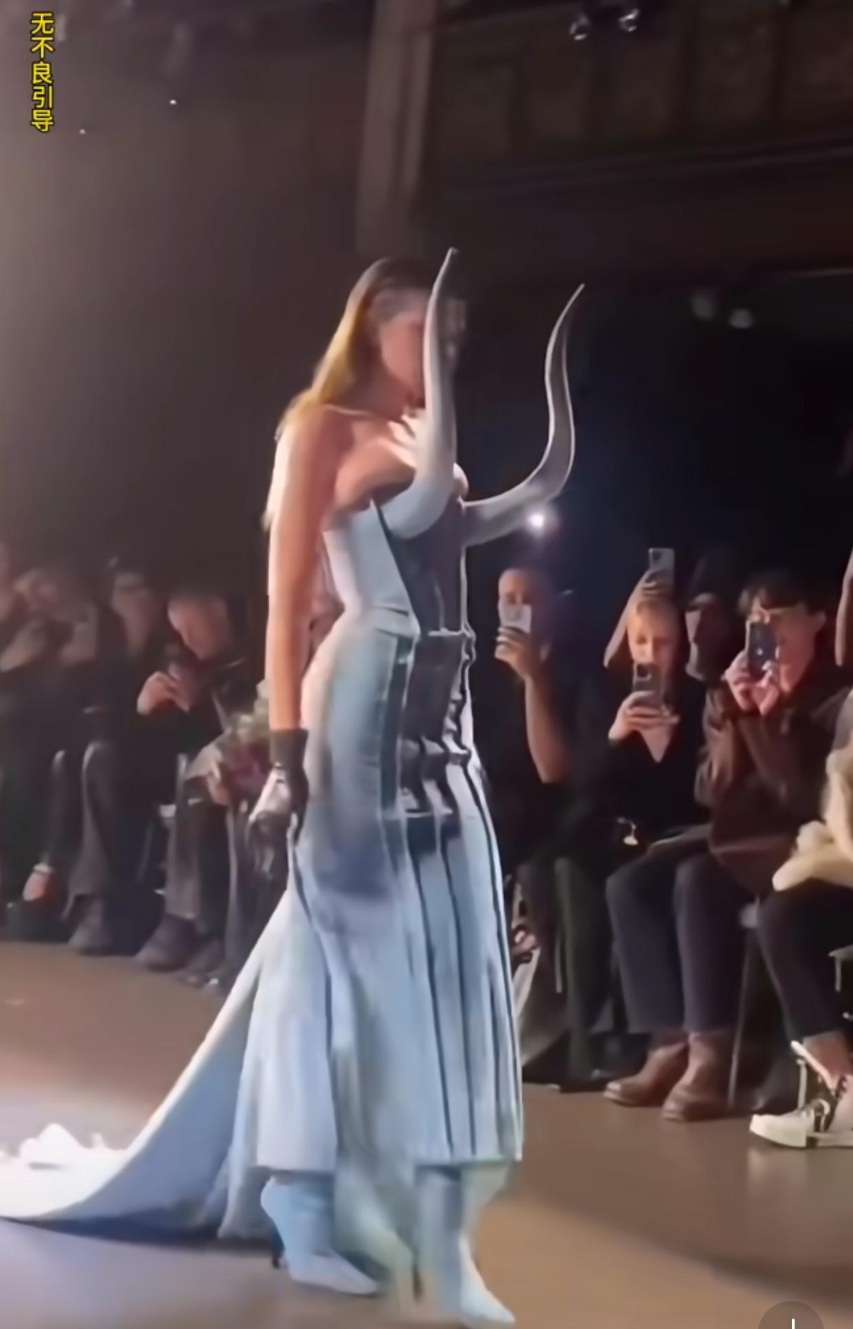 看看，看看，都把模特挤成什么样了不知道的还以为模特有多胖呢，其实模特已经瘦成