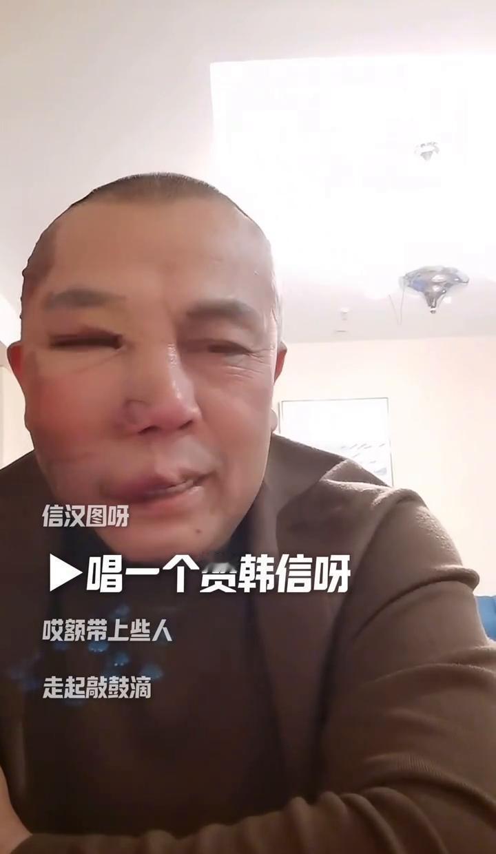 一整年没登台，昨天突然宣布重返舞台。秦腔名丑安万官，今年一张合同都没签。他说