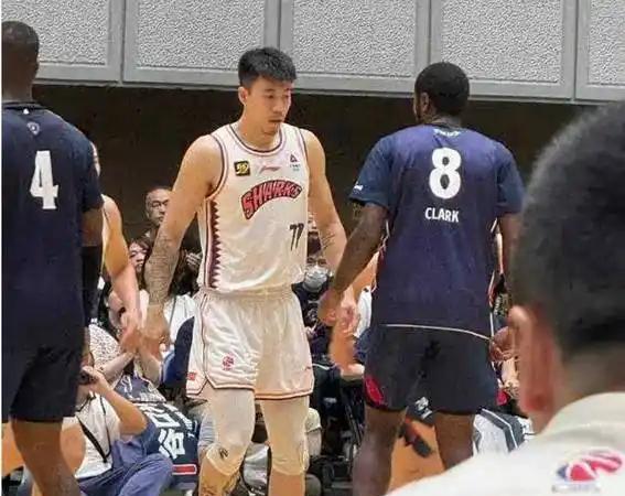 上海第四节被广厦青年军按地上摩擦，卢伟缺乏整合阵容能力。稠州银行杯第二天的比赛，