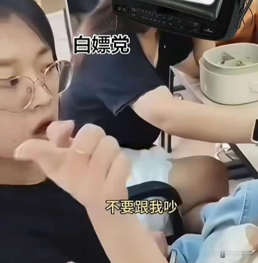 年轻女子想免费吃外卖，竟在平台申请退款差评。近期一段外卖纠纷视频在海外火了。