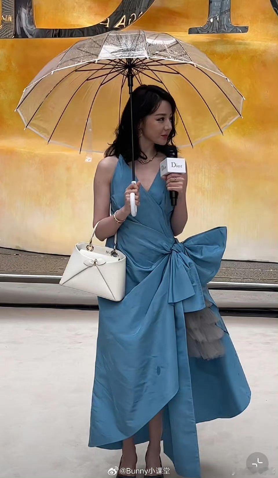谁给迪丽热巴选的裙子……这也太土了