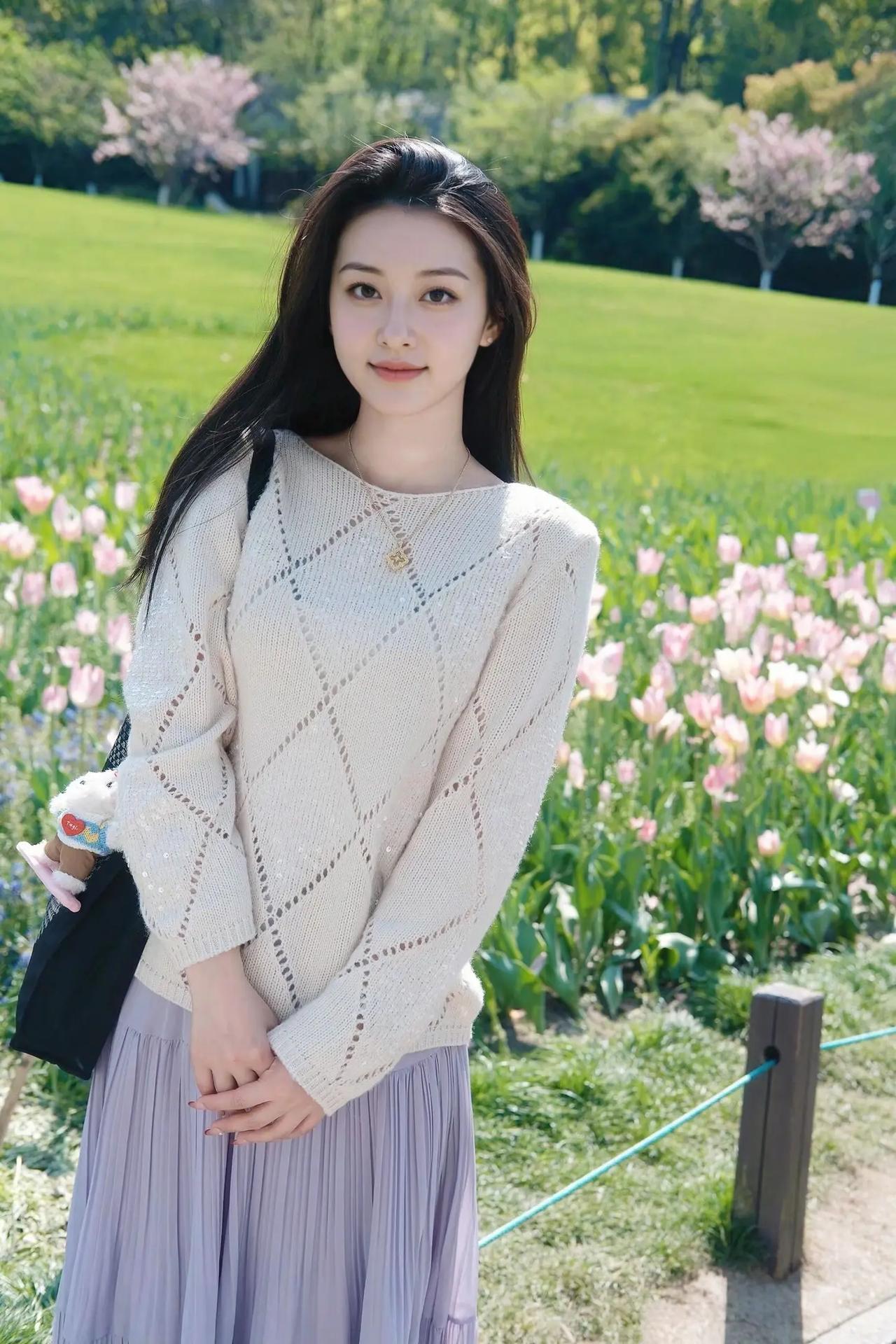 春日花间立，笑语入画来。