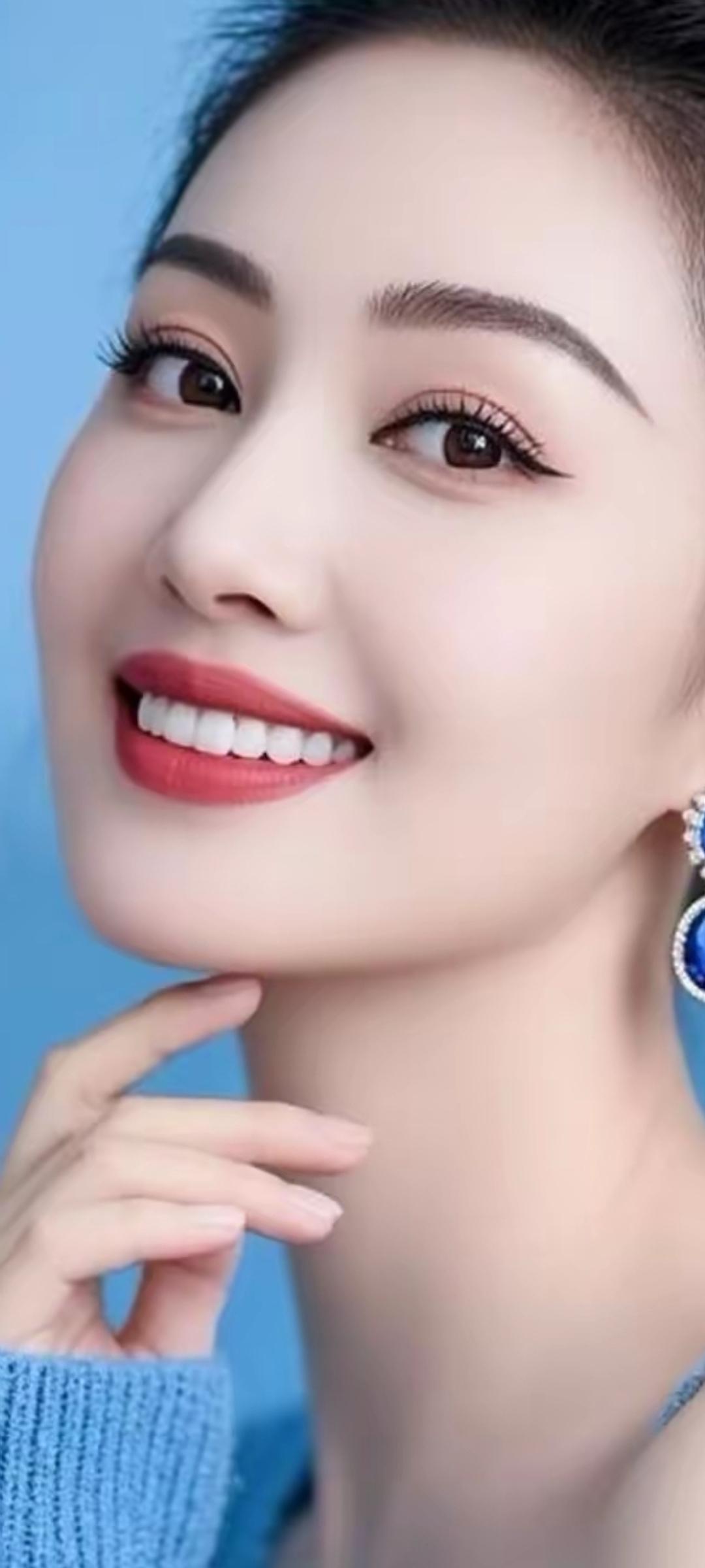 优雅微笑，闪耀耳环，温柔迷人