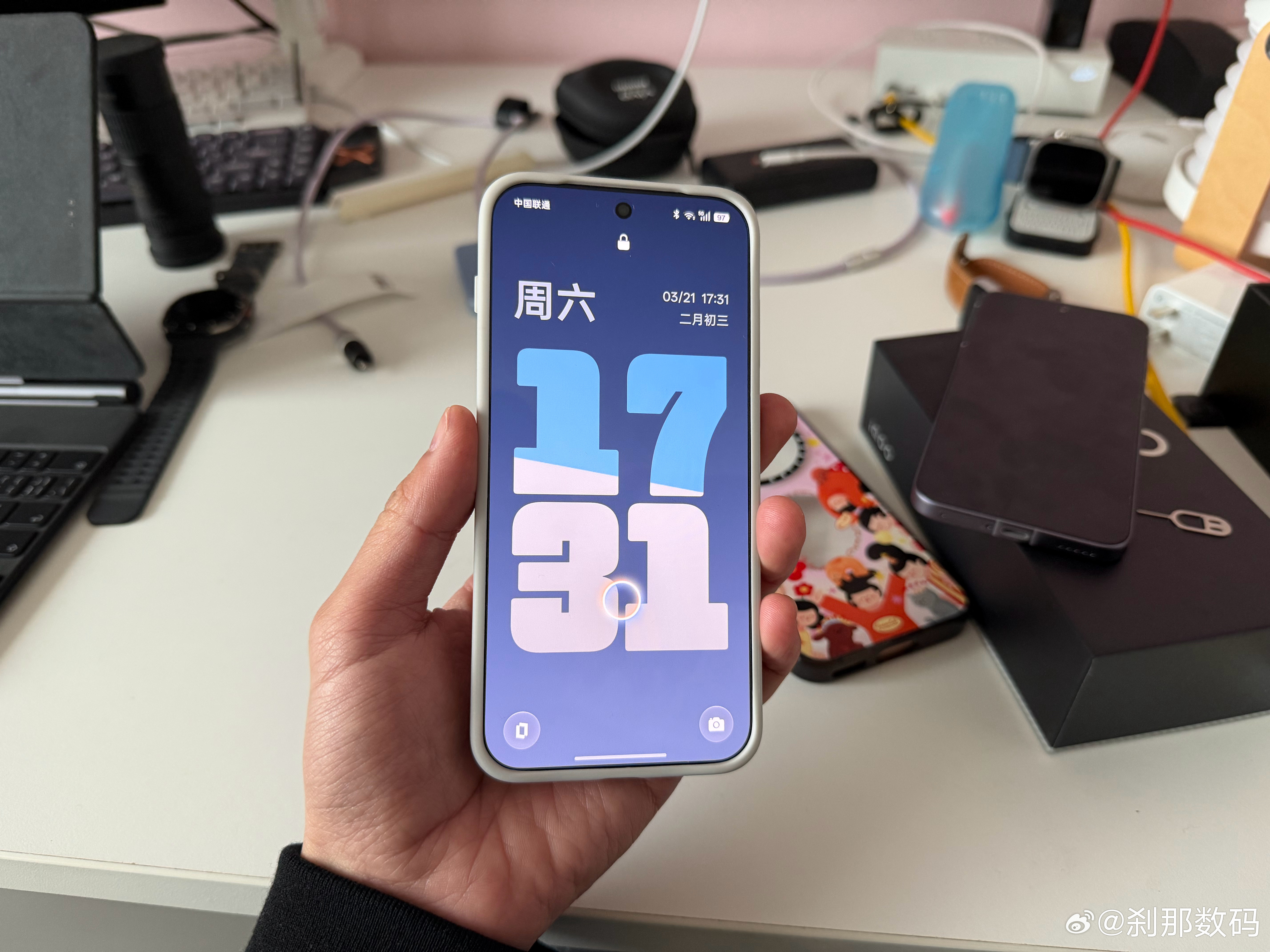 这壳显得一加15T边框更窄了