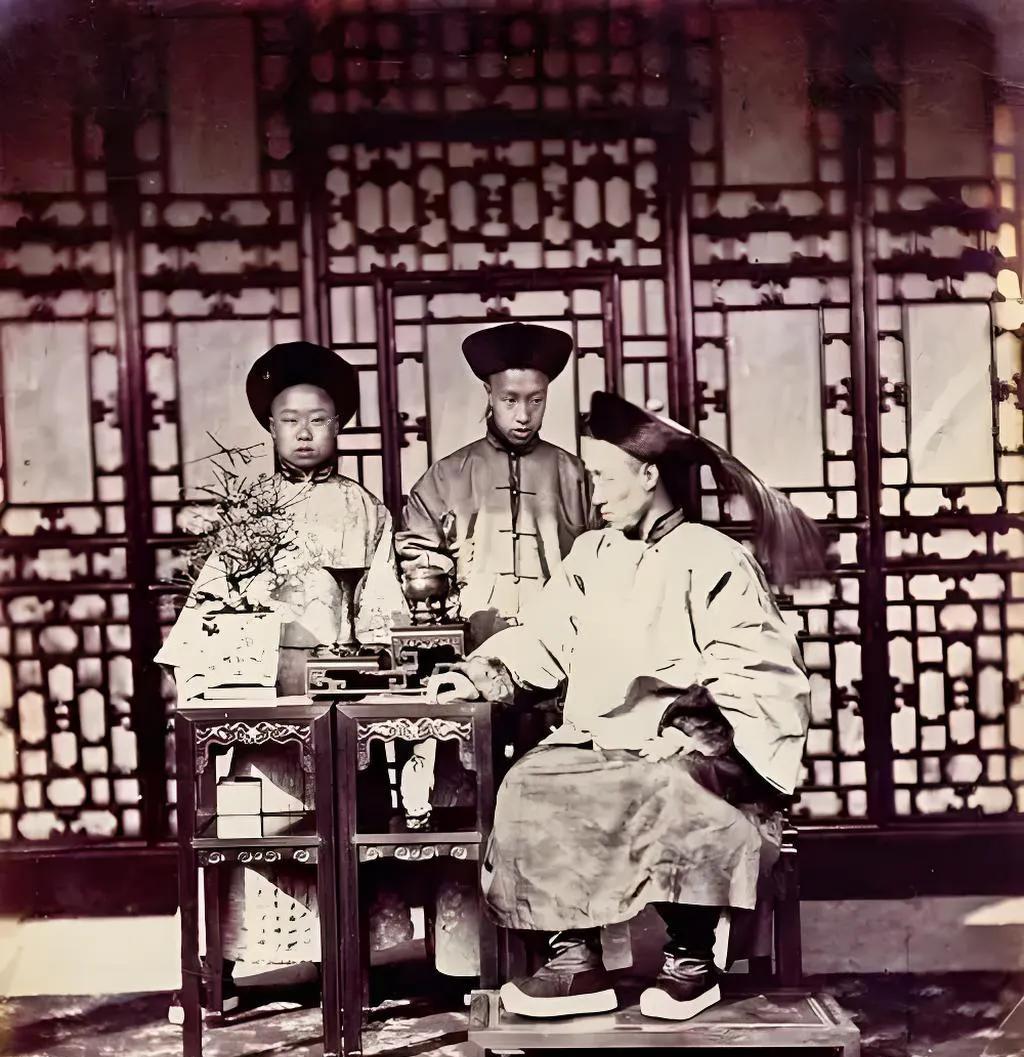 女真族改名满州是皇太极在1635年颁布的政策，主要是为了巩固统治，建立更广泛的统