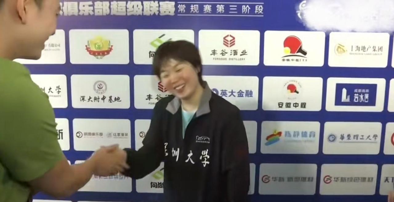 小周看到蒯曼说：你这是五局女王。哈哈，今天深大赛后采访，蒯曼有点不好意思了，小