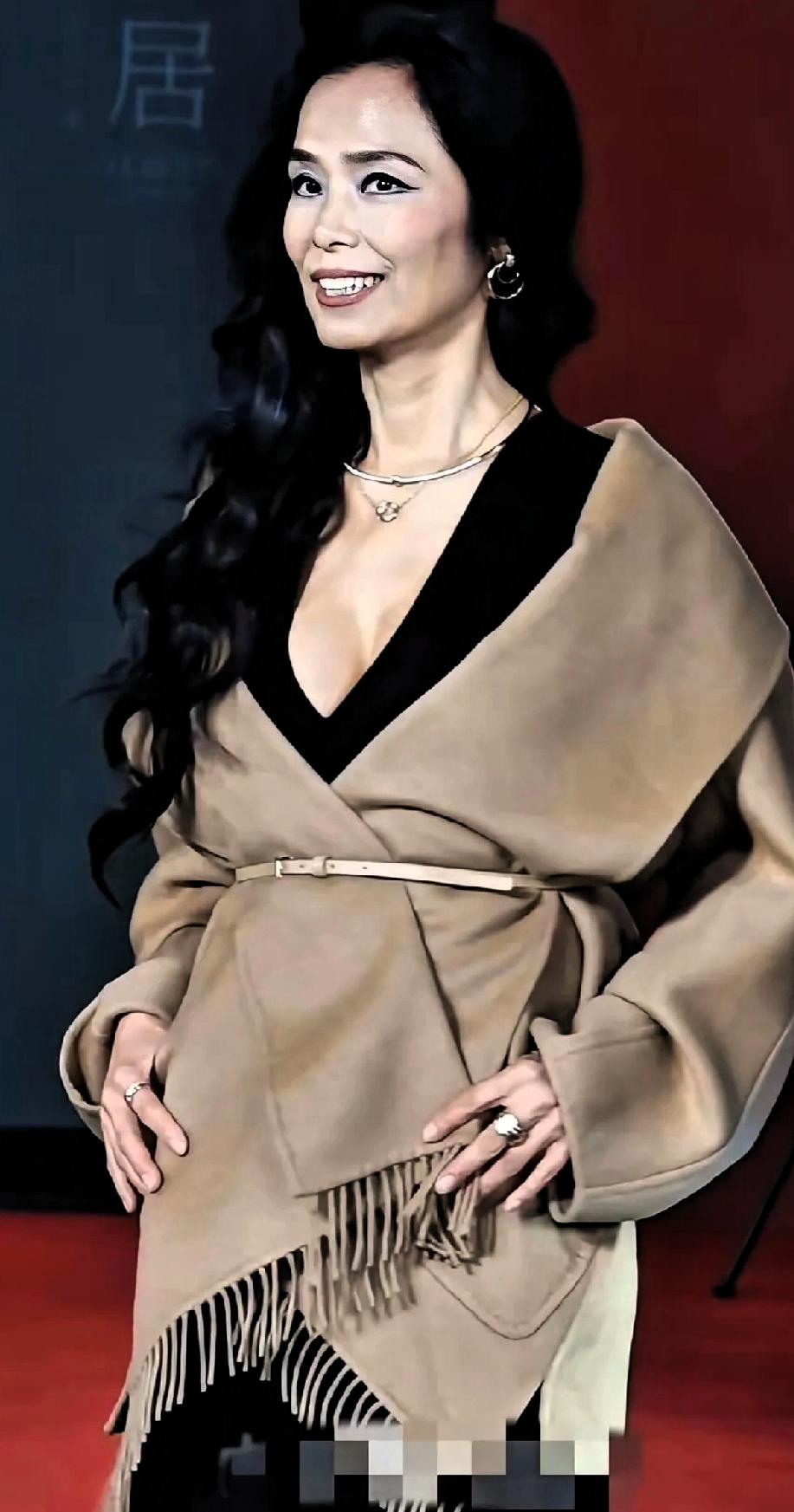 64岁的韦唯依然这么敢穿，依然不老，还是这么西方化，记得当年《声动亚洲》时，就