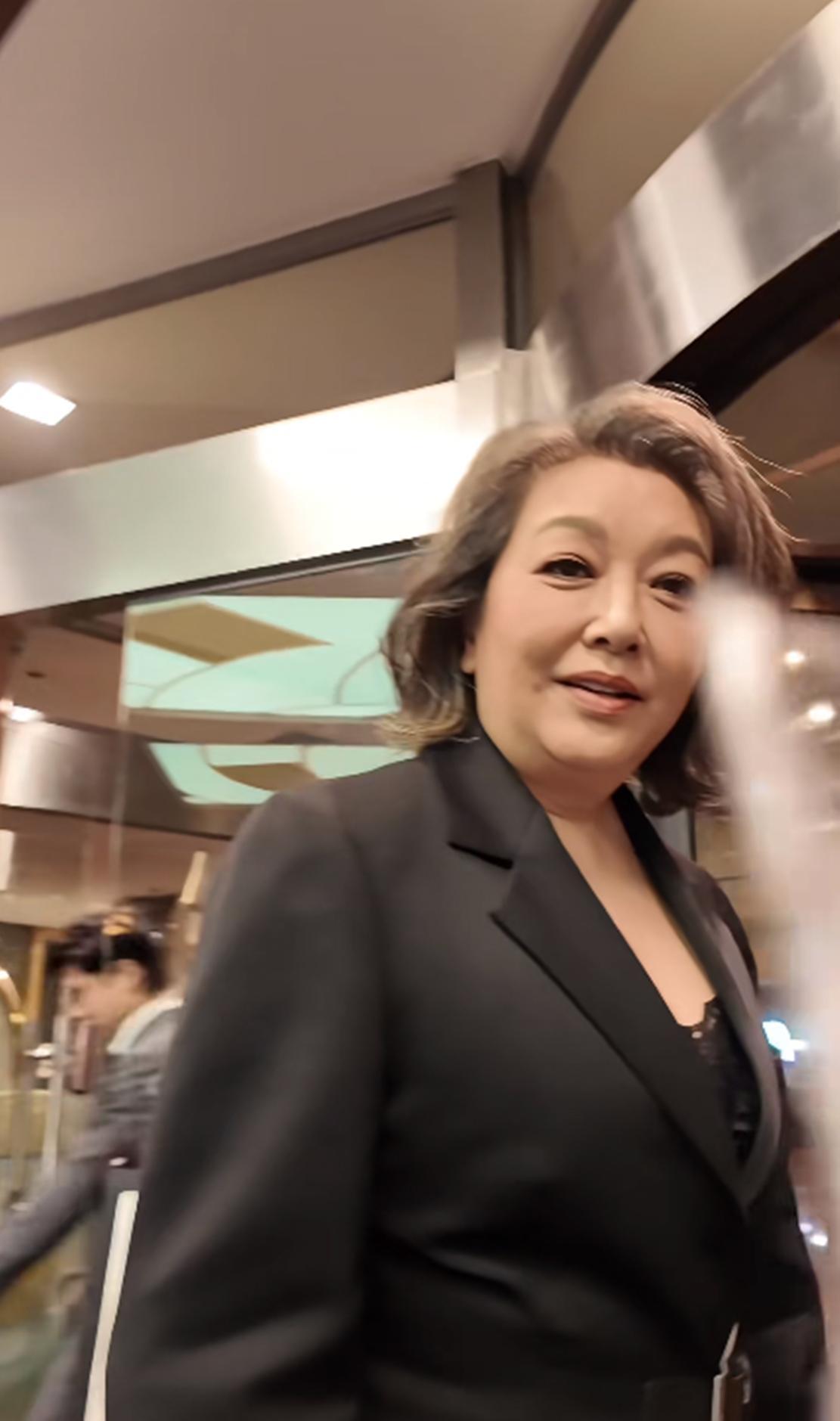 58岁江珊状态好极了，看来二婚老公很宠她啊！虽然也老了，还幸福肥明显，目测接近1