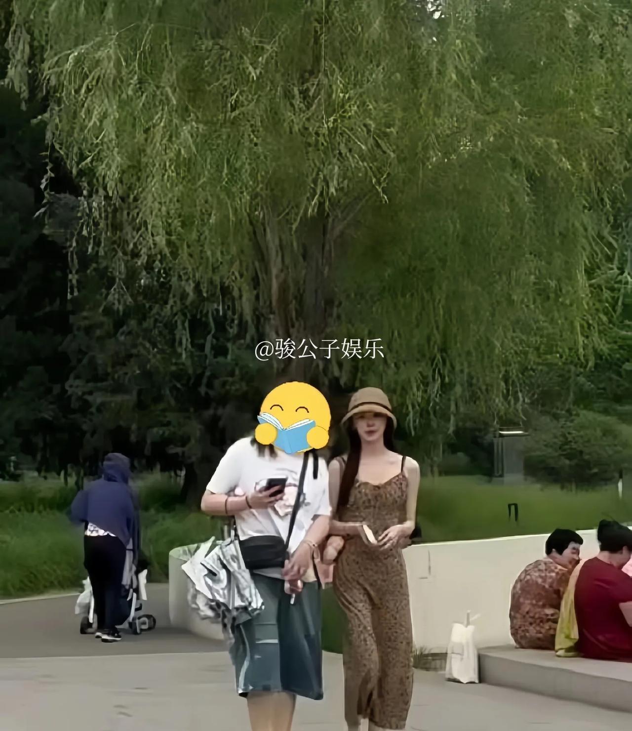 #北京公园偶遇宋轶#宋轶的私服穿搭总是那么有品味！有网友在公园里偶然遇到了她，