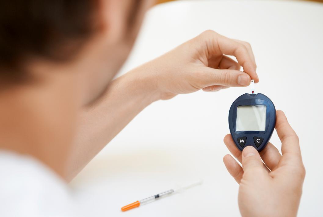 各位广大的网友，我己六十多岁，男，得糖尿病己近三十年，空腹血糖在7.5左右，餐后