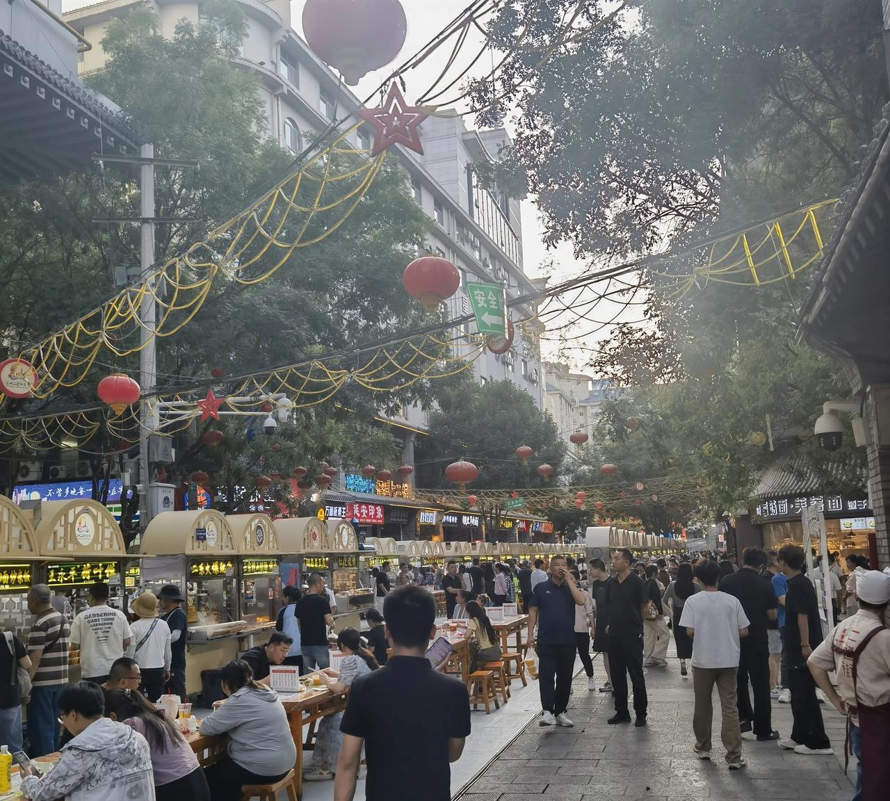 陕西这个地方之所以让人喜欢，跟省内每个城市都有自己的美食街有关，西安的桥梓口、东
