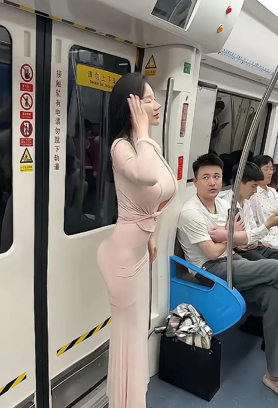《看》地铁里面美女站，前突后翘不一般。惹的帅哥眼睛馋，…………？拋砖引