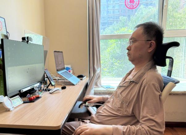 蔡磊病情因高强度工作恶化，仅剩眼部活动能力。据媒体报道，目前渐冻症斗士蔡磊仅