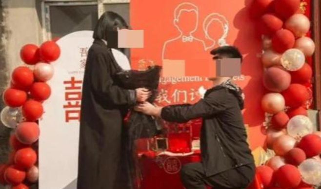 又是彩礼惹的祸！”山东菏泽，一男子和女友订婚，并支付34万元彩礼，却不料，