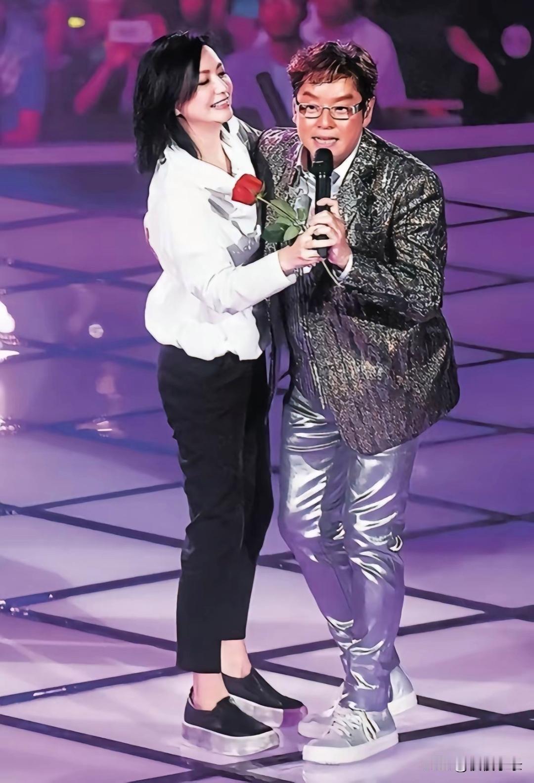 "谭咏麟携手女神，舞台上的默契搭档，歌声动人，情感丰富。"[灵光一闪