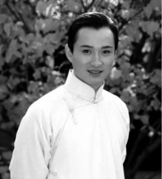 1918年，洞房花烛夜，京剧大师荀慧生揭开新娘的盖头，吓了一个激灵：“你是谁啊？