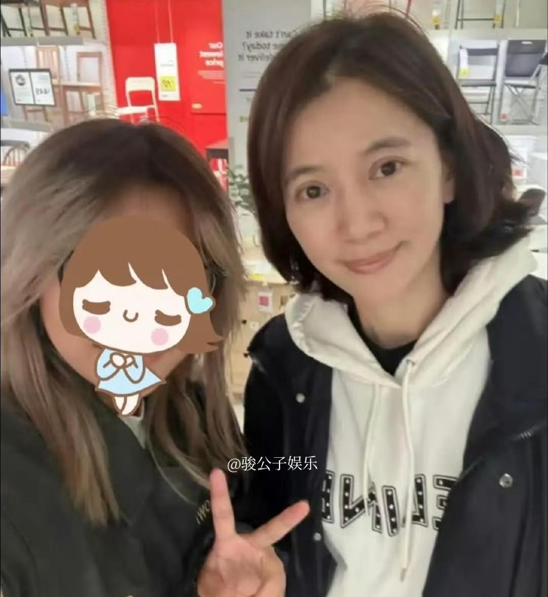 9月23日，有网友在英国偶遇了袁咏仪逛家具店。虽然是私人行程，但她不仅没有被打扰