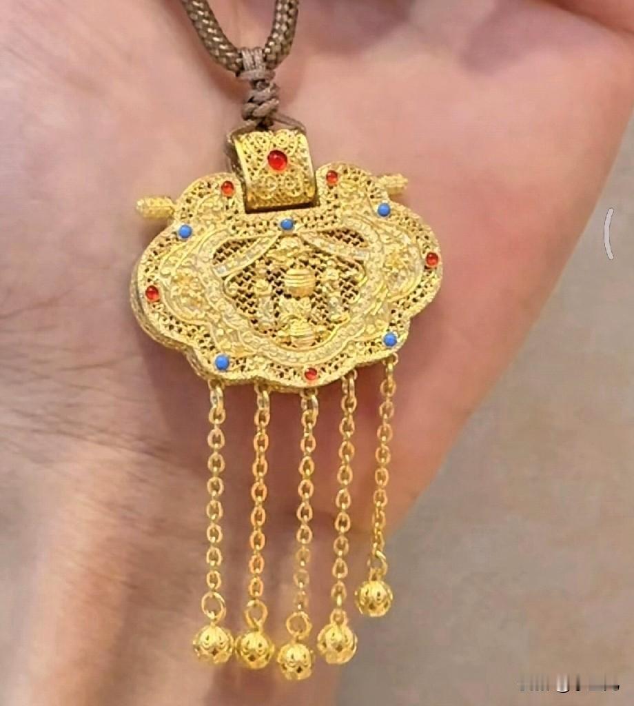 一早醒来，朋友圈又被金价刷屏了。这回调看着不大，但挺有意思的。大牌店里标着