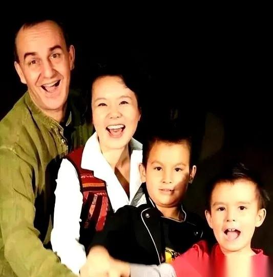 今天看到龚琳娜的故事，给我震得半天说不出话。搂着睡了20年，离婚前，她那个德