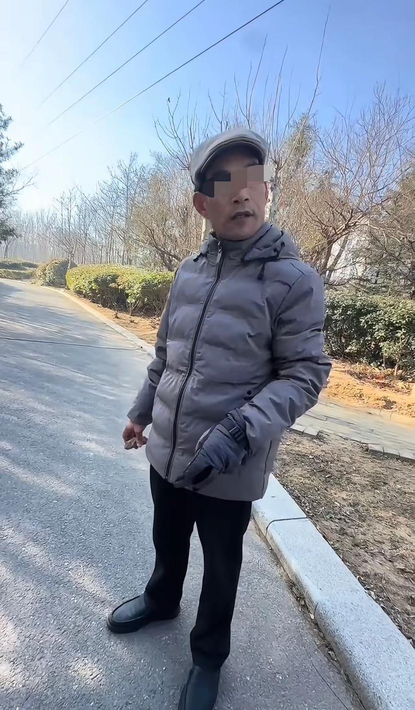 山东青岛，大爷走在路上，路人经过他身边时，咳嗽了一声。没想到，此举居然激怒了大爷