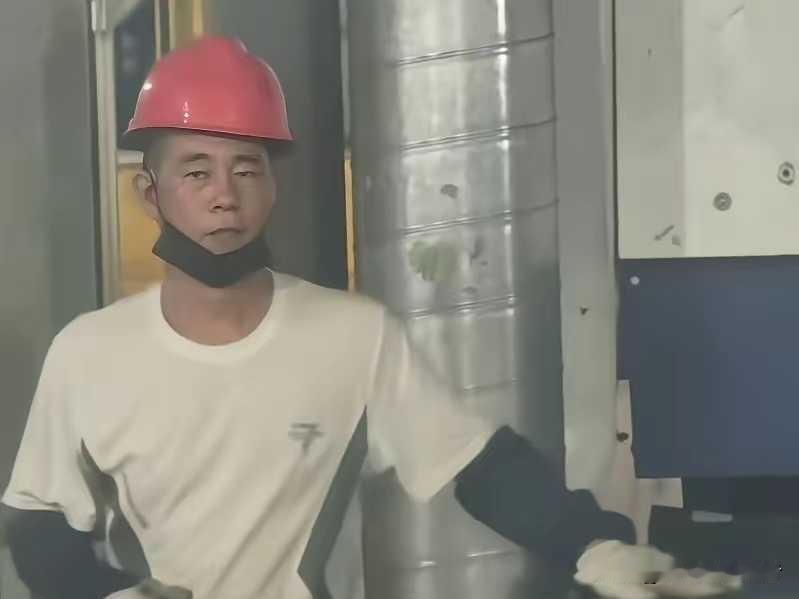 果然是蹭陈小春流量，这样消费陈小春真的不应该。怎么看也不像。果然拍摄者和被拍