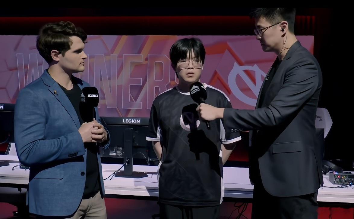 在VG战胜1w后，Shiro赛后采访“我们只要推线就行了，因为家里的野区钱都会被