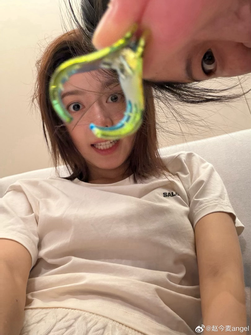 翻一翻相册，总能发现一些搞怪照片展现了一个充满活力的小孩儿赵今麦​​​