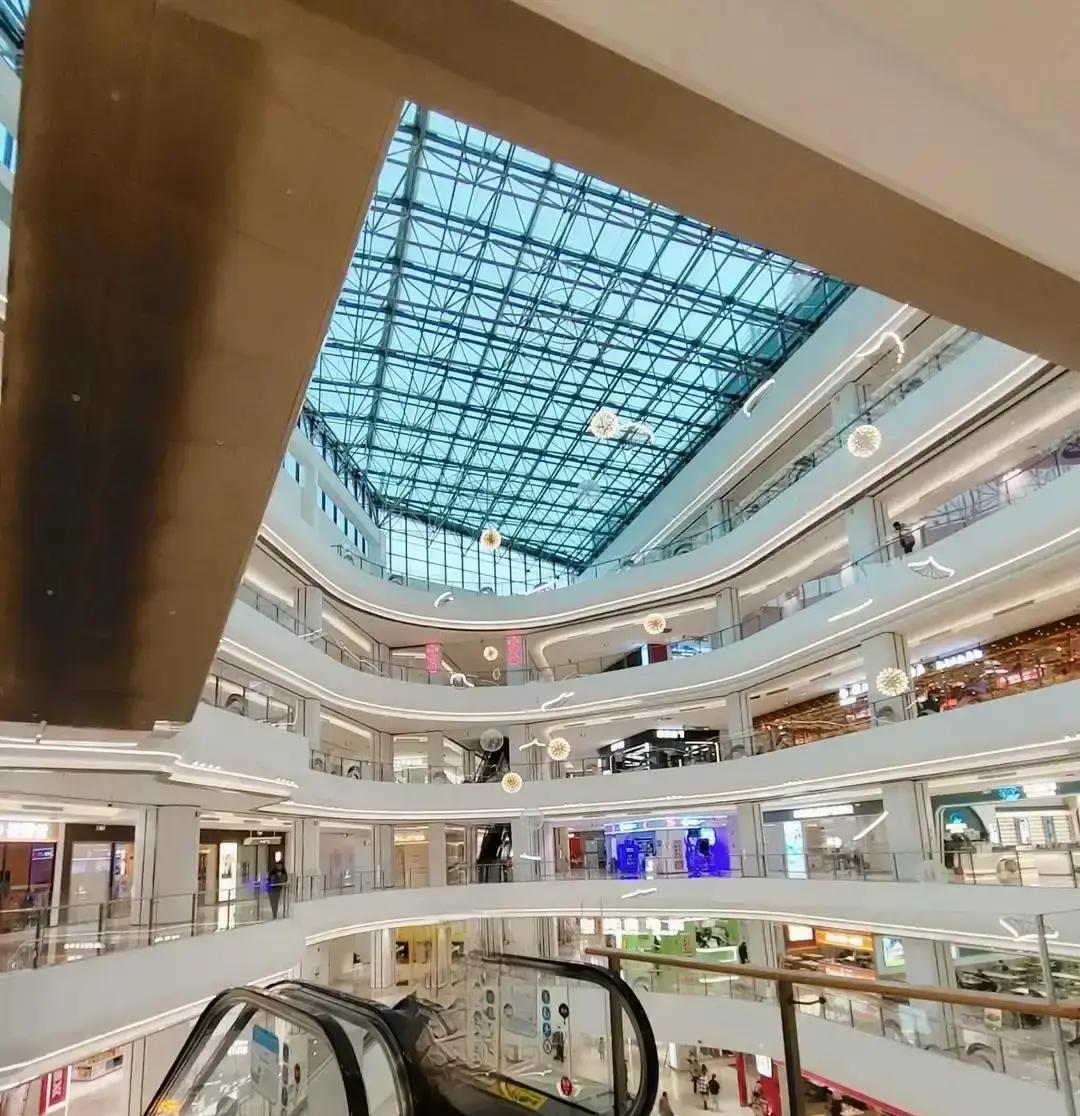 快讯！快讯！呼和浩特维多利广场空了，Gucci撤柜那天，我路过看见保安在自拍，