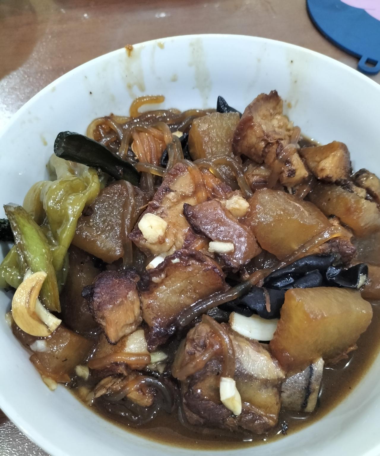 上午十点多，她出门前说，中午炖冬瓜！十一点，我开始炖冬瓜，冬瓜炖得时间长，好吃