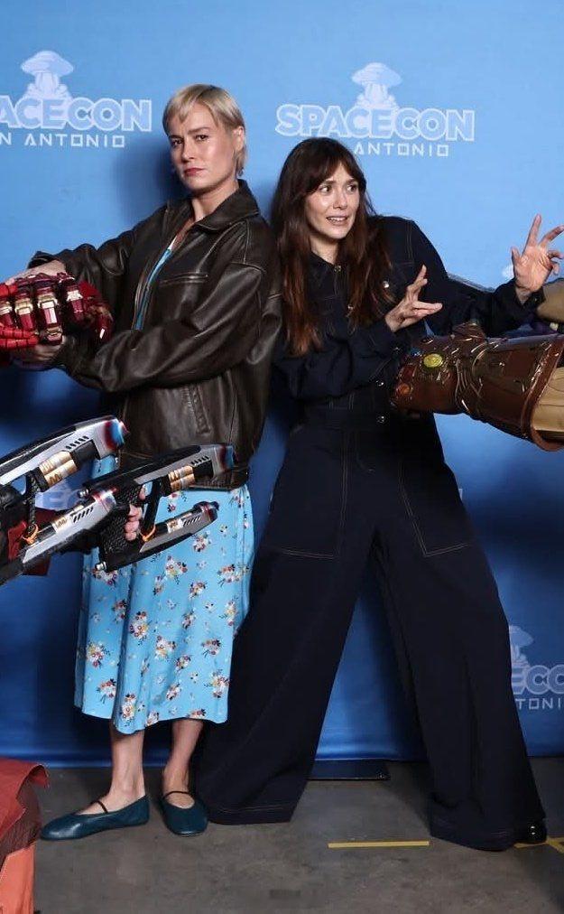 她俩在漫展玩得挺开心哈。[doge]​​​