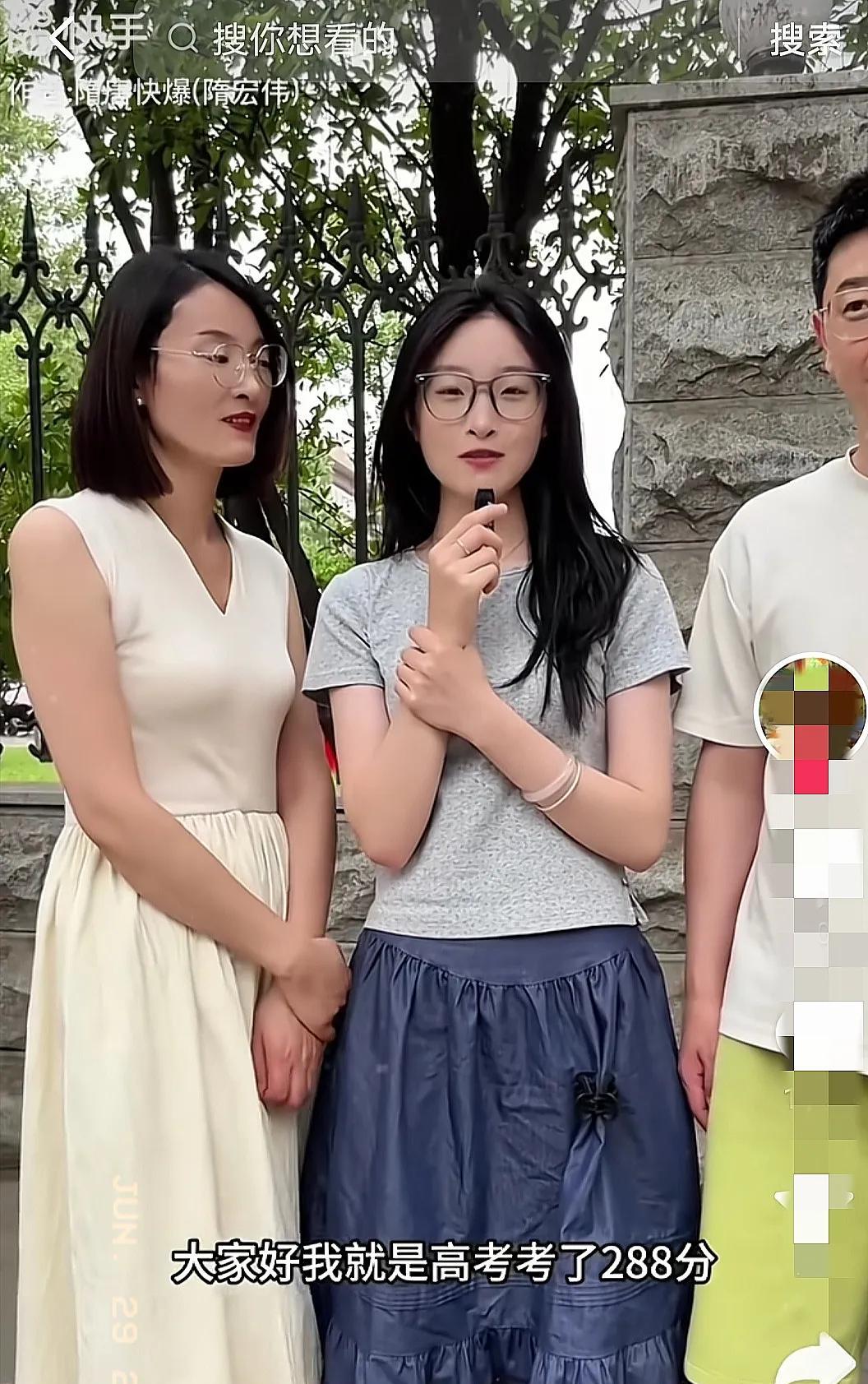 孩子考的不理想，作为父母的没有责备，而是表示了理解，这本来值得称赞。但大肆宣扬、