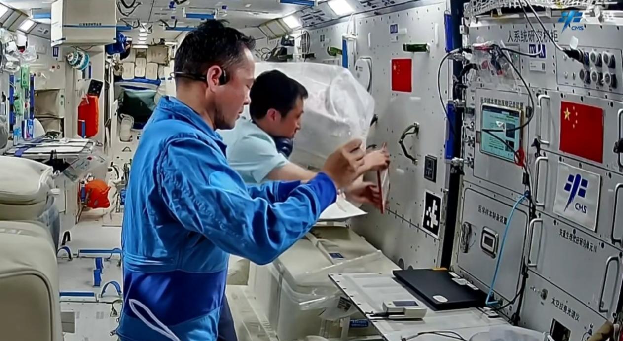 神21乘组首次全系统压力应急演练太空中的无声较量：中国航天员如何应对空间站泄