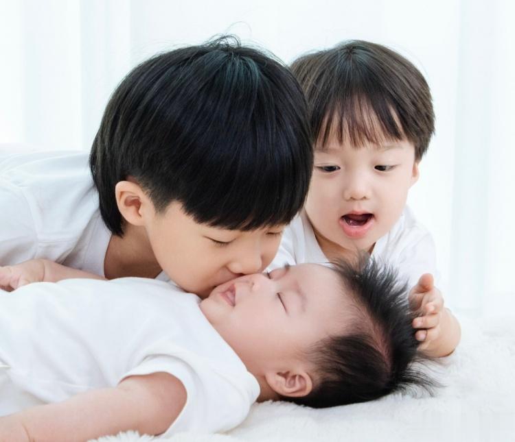 祝福! 苏炳添妻子纪念两人结婚9周年: 相识23年, 从2人到一家五口