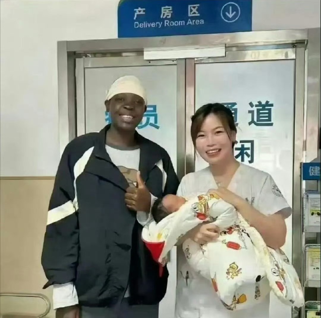 不要再说黑人的基因有多强大了，这不她就生下了一个黄小孩​​​