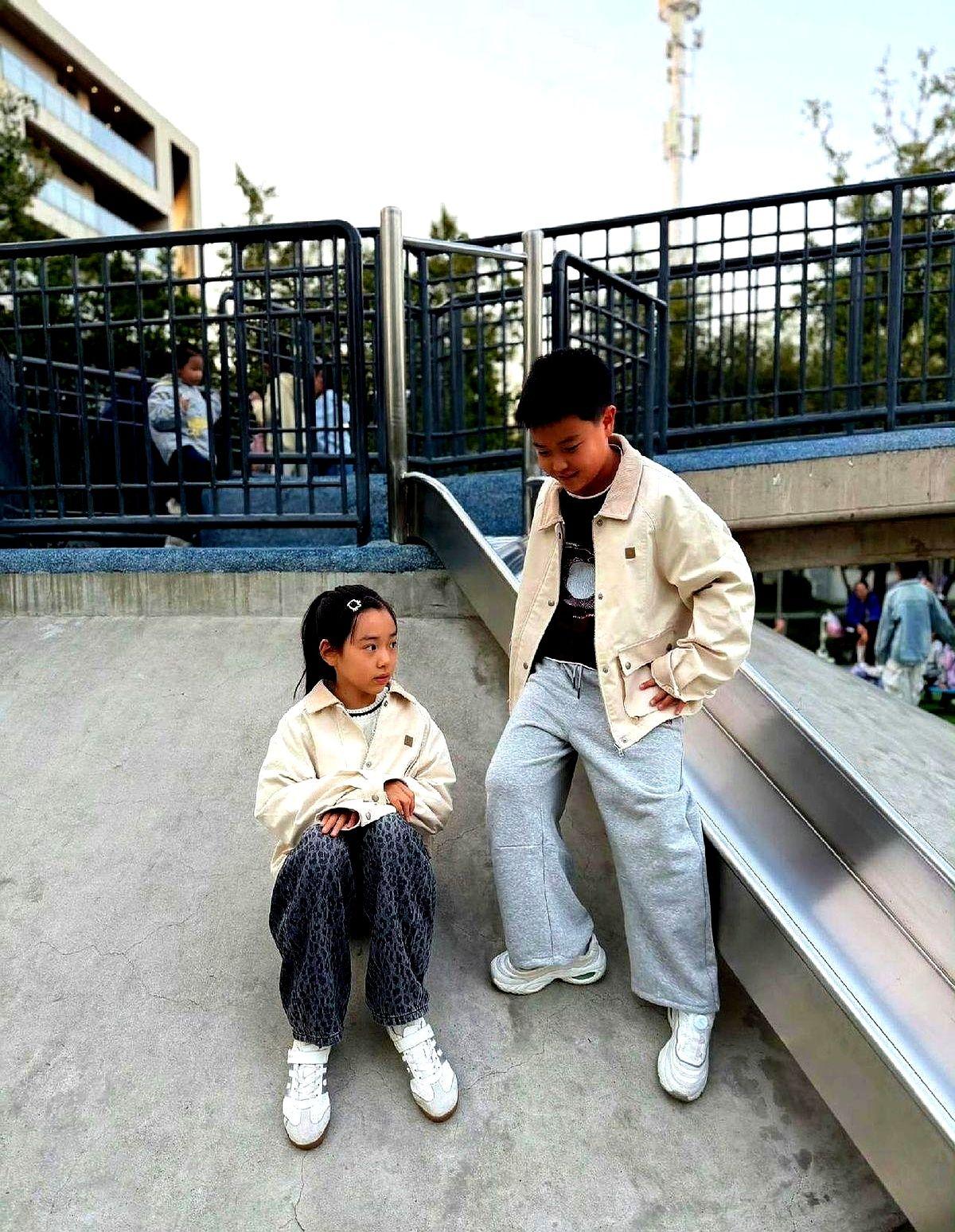 内娱女星现在流行怎么炫富？不是晒鸽子蛋，而是给孩子攒个“青梅竹马”局。佟丽娅