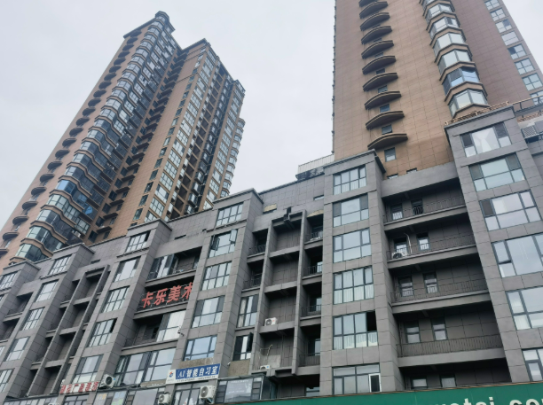 离谱! 男子名下34套房产被他人伪造材料变卖, 开发商回应称出于“善意”的考虑