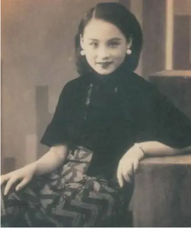 1937年，著名影星陈燕燕去闺蜜童月娟的家中做客，聊的口渴就顺手把桌上茶杯里的水