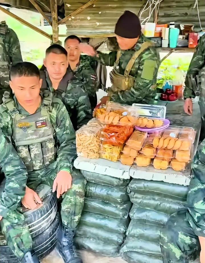 这是哪个网友给泰国军人送饼干了？今天突然在网上看到了一段视频，一群泰国军人喊着