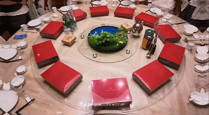 现在聚会这么卷吗，前菜是每人一台华为MateXT2三折叠