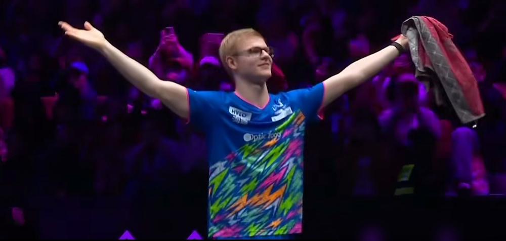 刚把王楚钦拉下马，就被一脚踢出局。“比赛不难打”。松岛辉空赢了王楚钦，对着镜