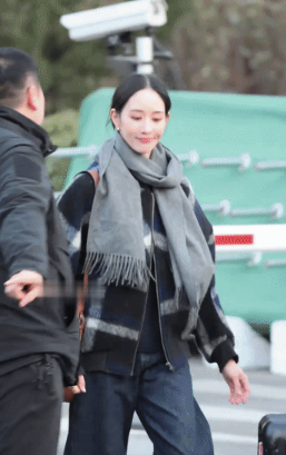 张钧甯和薛凯琪一个主打运动抗老一个嘛，应该是上了不少科技的……就她们春晚联排结