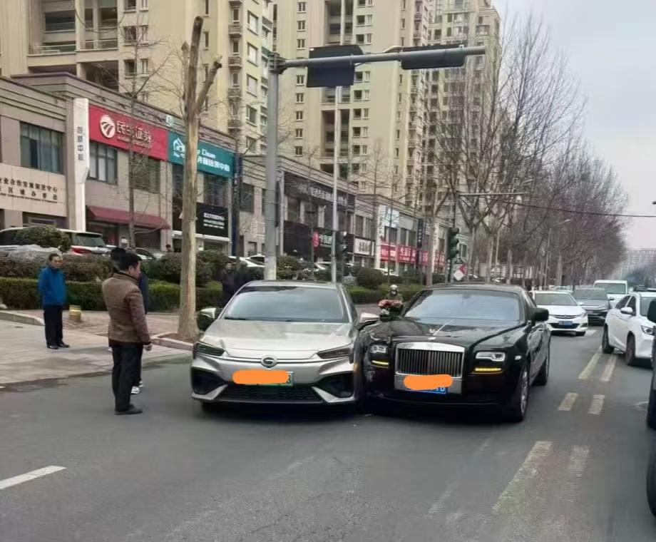 人类的悲欢并不相通，有人还说这下发财了？！昨天有位青岛网友路遇一起车祸，地点是