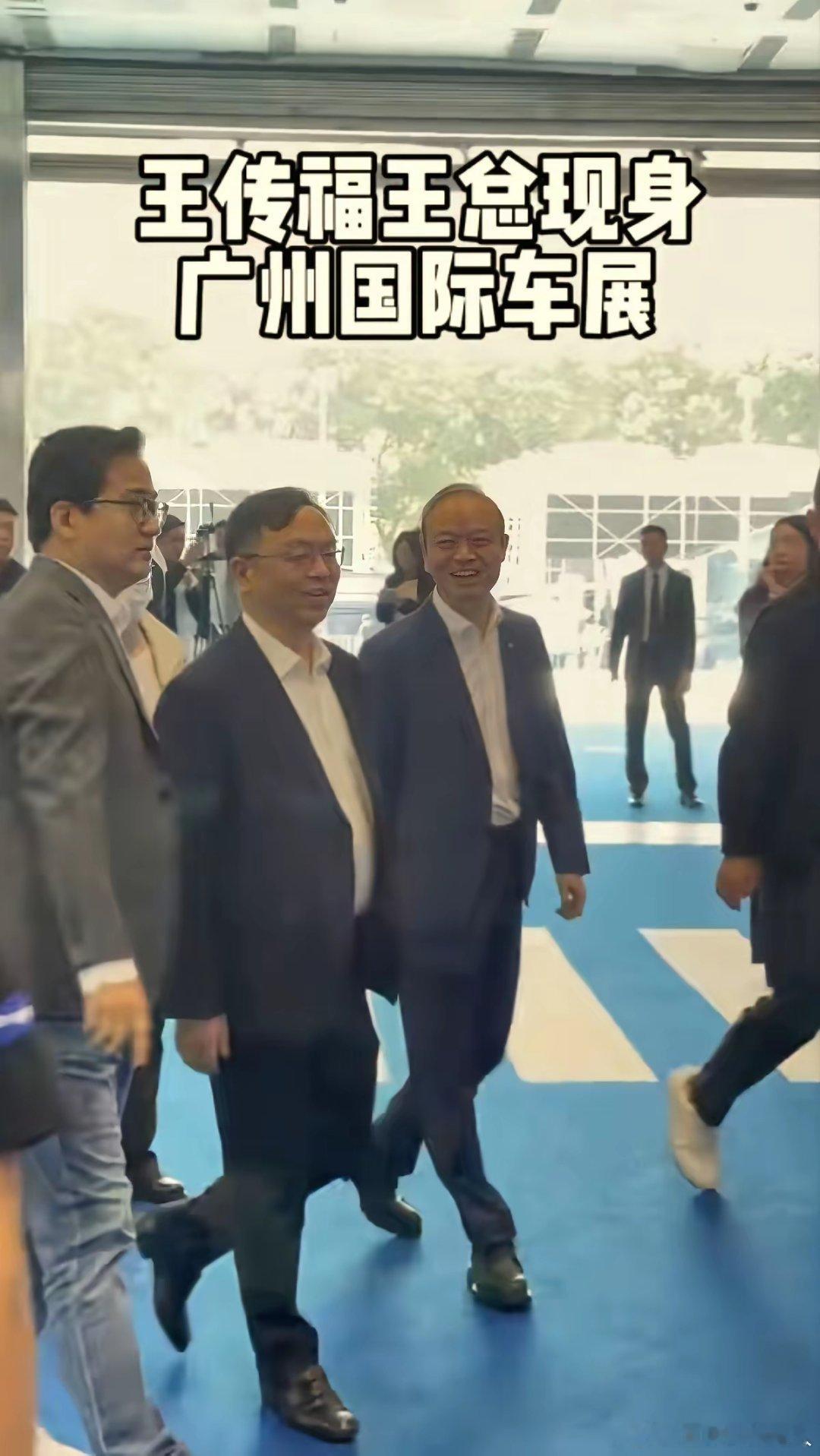 大佬来了，气势非凡！比亚迪董事长王传福突然现身广州车展，跟魏建军不一样的地方是没