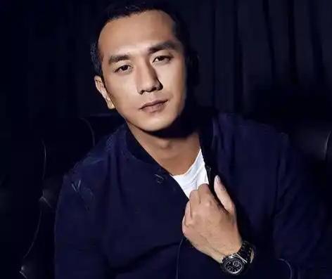 正在播出的电视剧《醒来》中，演员黄觉出演的角色叫李默群，是汪伪特工总部76号行动