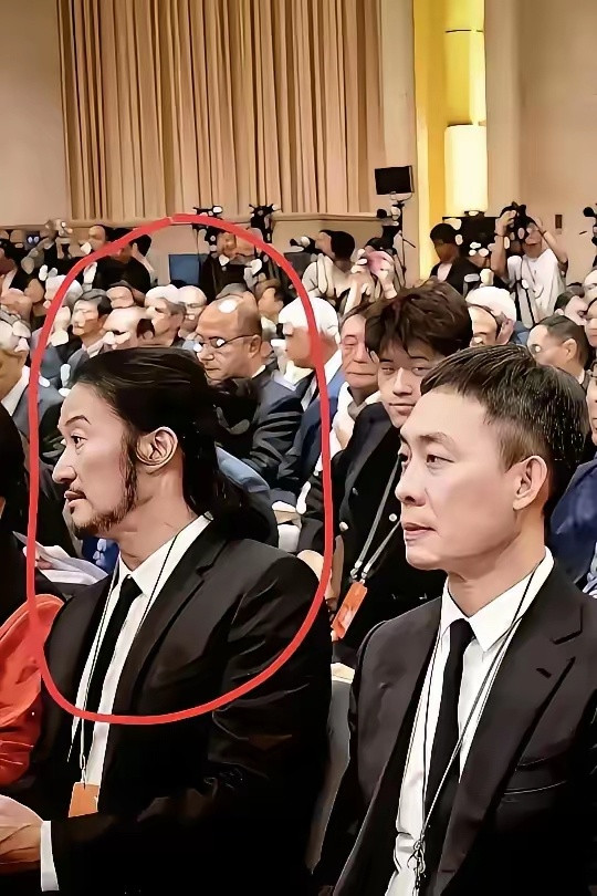 万万没想到，曾经那么一身硬朗气的男神，怎么成了现在这个样子……