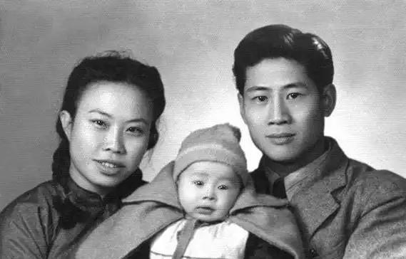 1950年1月30日，台湾共产党林正亨被枪决，囚车正经过他家门前，他猛然站起急切